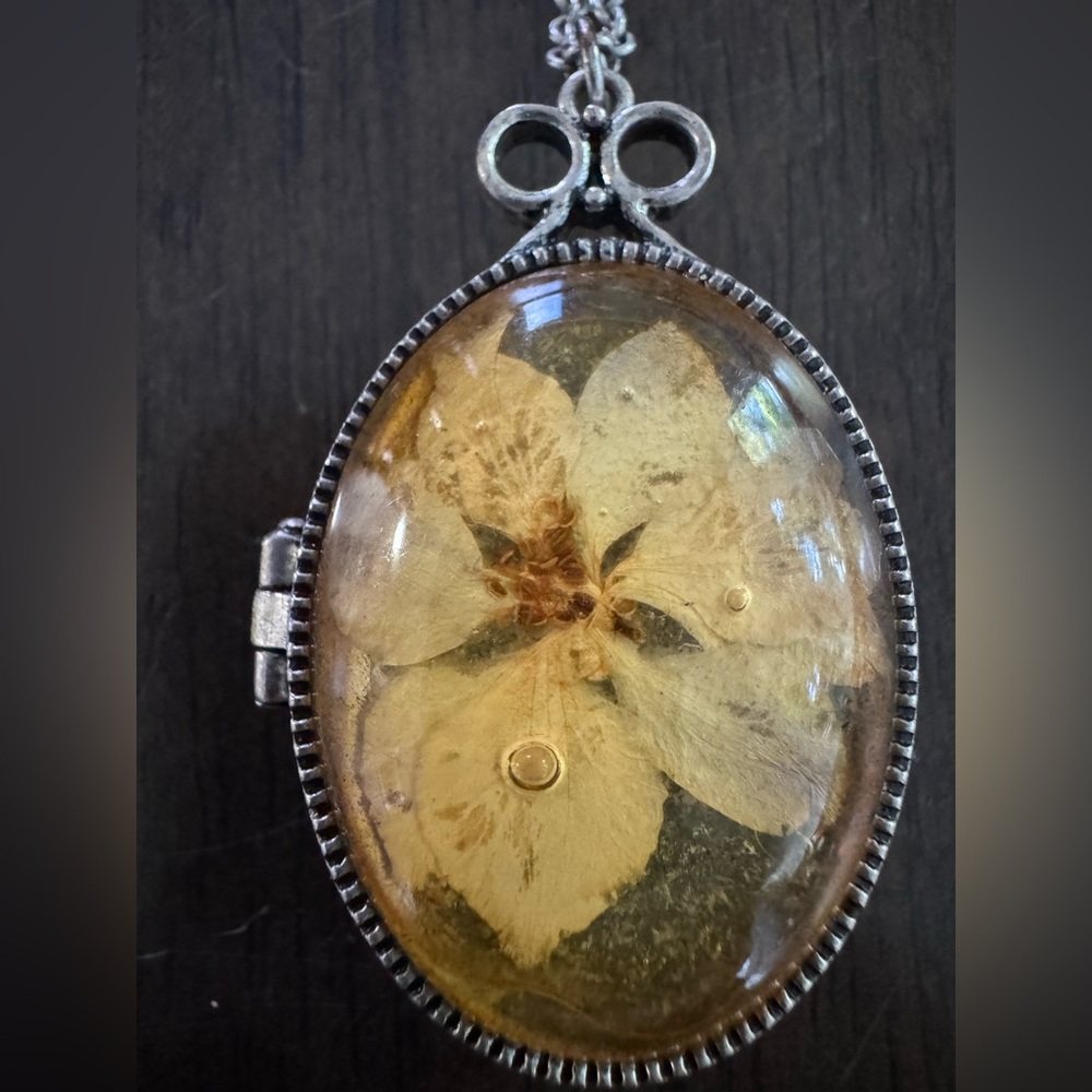 Elegant Floral Pendant Necklace